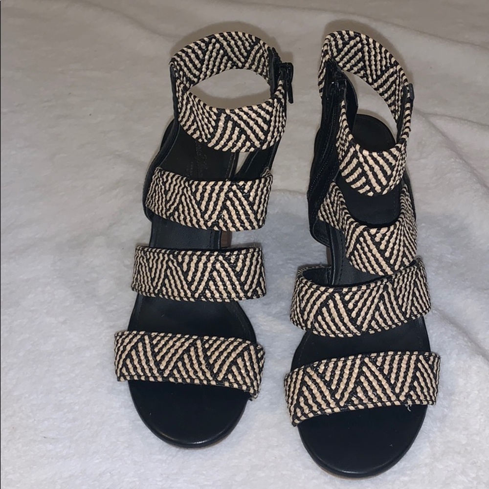 Small heeled strappy sandal